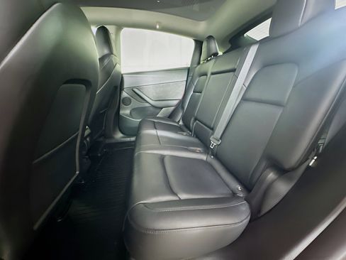 Used 2022 Tesla Model Y Long Range image 25