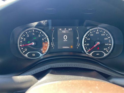 Used 2015 Jeep Renegade Latitude AWD/4WD image 16