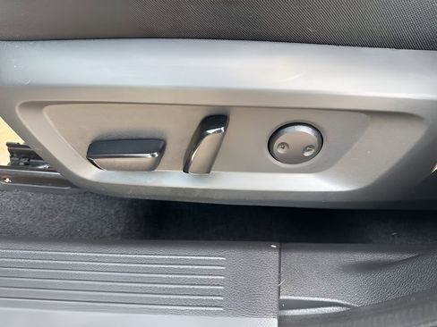 Used 2025 Nissan Rogue SV image 10