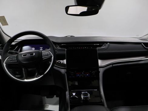 Used 2023 Jeep Grand Cherokee Limited image 17