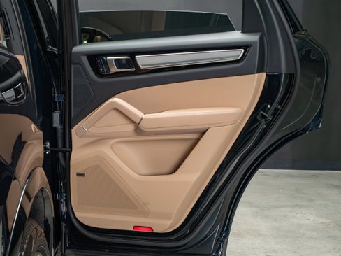 Certified 2023 Porsche Cayenne Platinum Edition AWD/4WD image 30