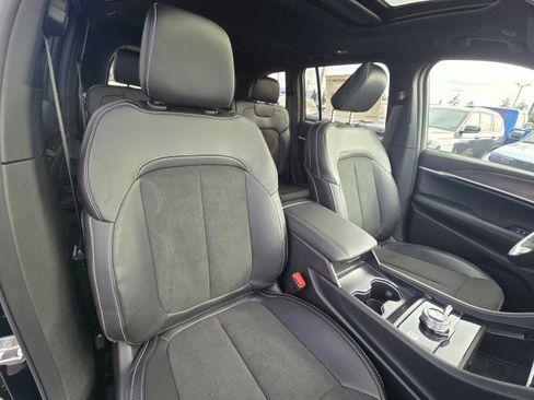 New 2026 Jeep Grand Cherokee Altitude image 13