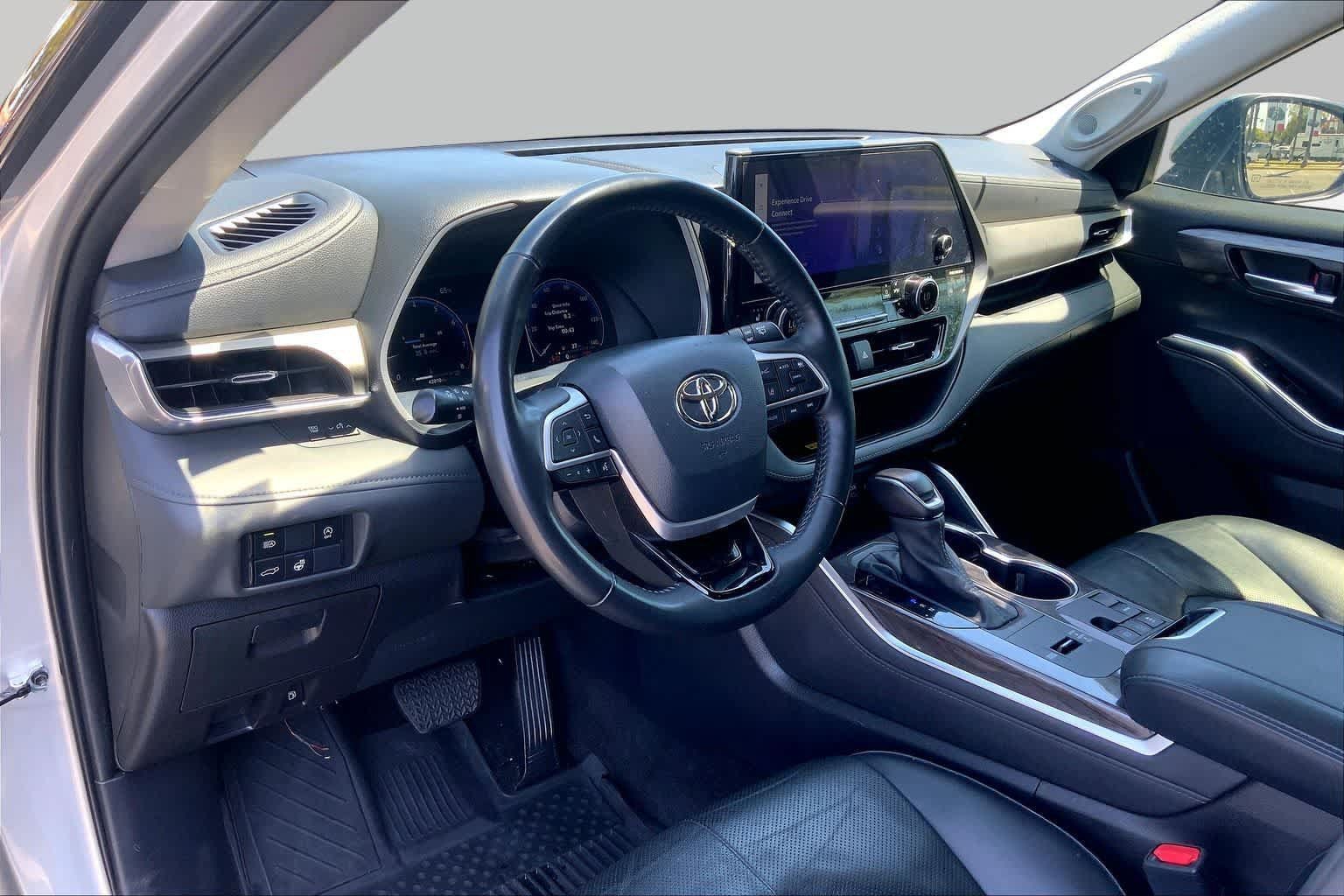 Used 2023 Toyota Highlander Limited FWD image 17