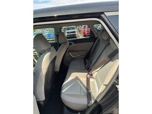 Used 2025 Kia Soul LX w/ LX Technology Package FWD image 12