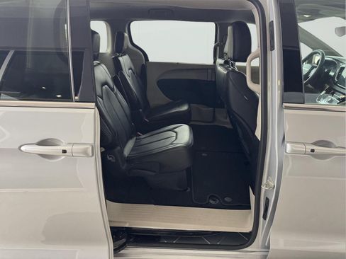 Used 2024 Chrysler Pacifica Touring-L FWD image 26