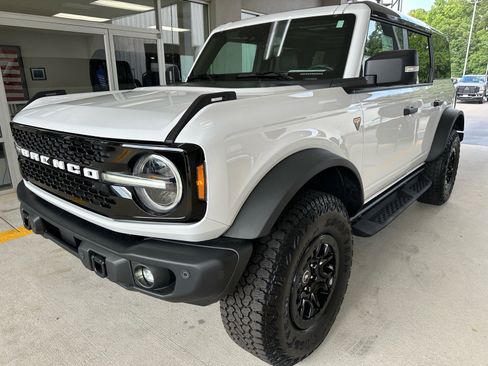Certified 2025 Ford Bronco Badlands AWD/4WD image 3
