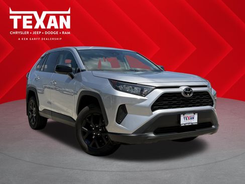 Used 2022 Toyota RAV4 LE FWD image 1