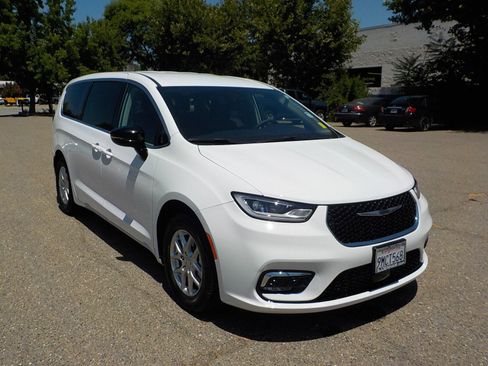 Used 2024 Chrysler Pacifica Touring-L image 3