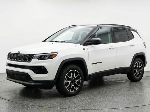 Used 2025 Jeep Compass Trailhawk AWD/4WD image 3
