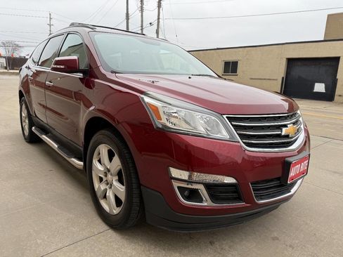 Used 2017 Chevrolet Traverse LT w/ Style and Technology Package image 3