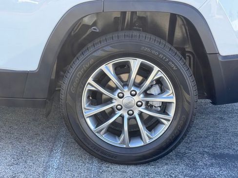 Used 2021 Jeep Cherokee Latitude Plus image 10