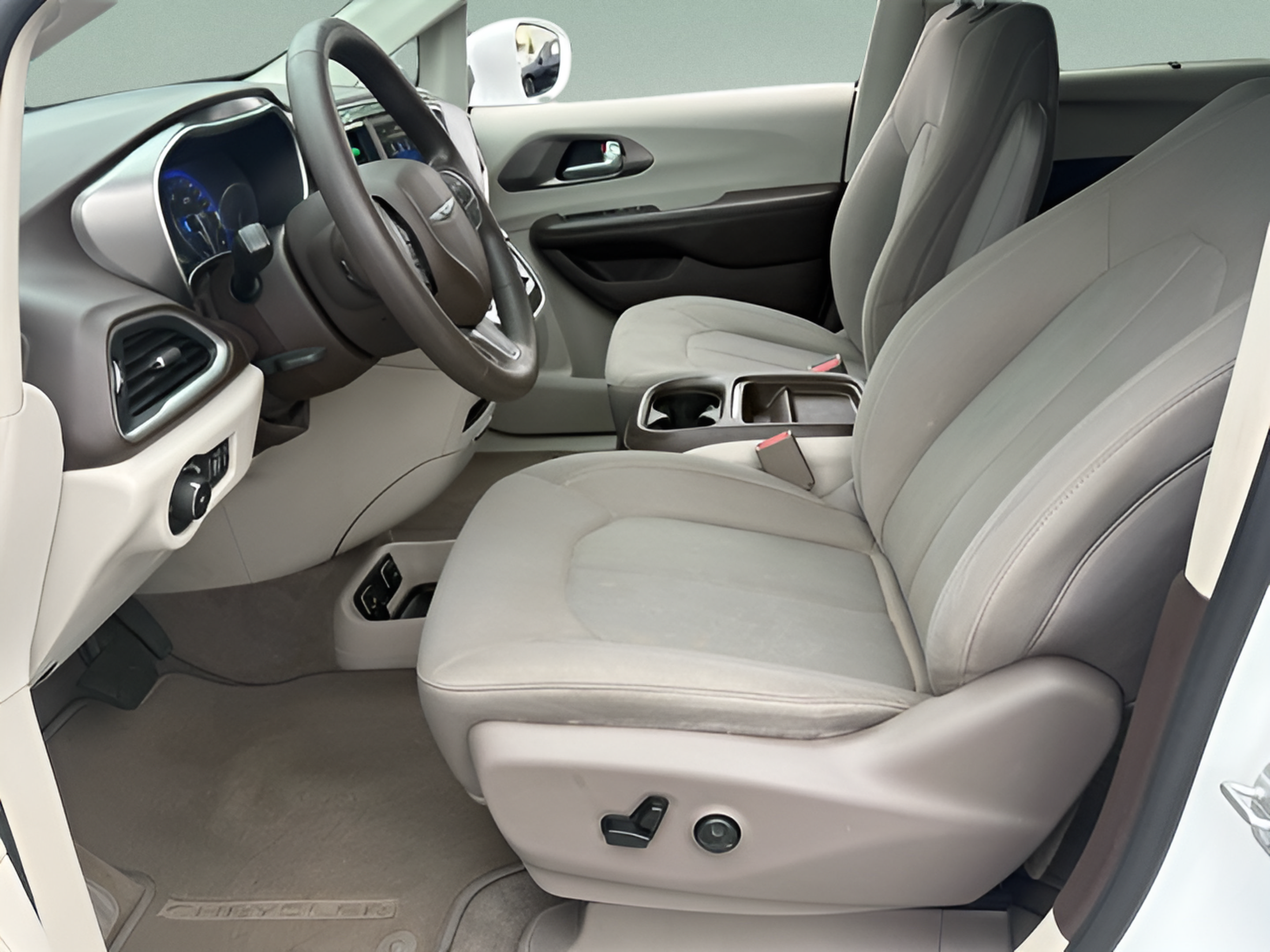 Used 2018 Chrysler Pacifica Touring Plus w/ Tire & Wheel Group FWD image 16