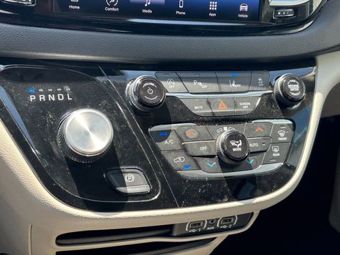 Used 2023 Chrysler Pacifica Touring-L image 8