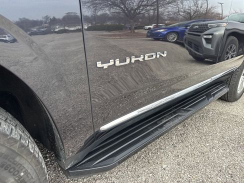 Used 2023 GMC Yukon SLT w/ SLT Luxury Package image 5