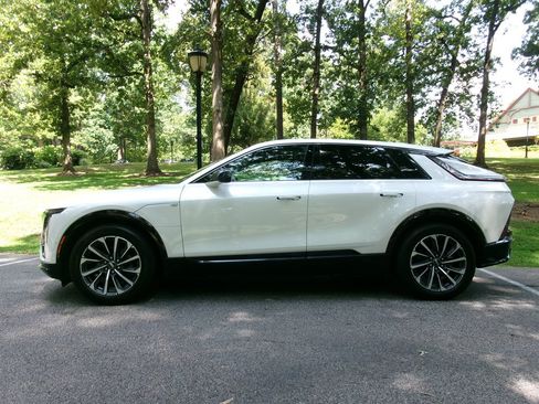 Used 2024 Cadillac Lyriq Sport AWD/4WD image 8