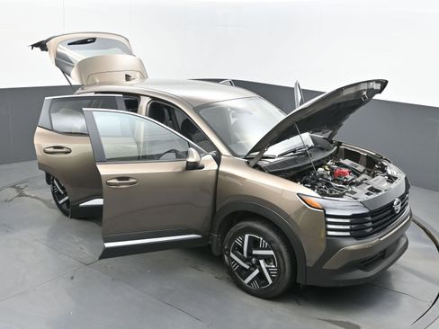 Certified 2025 Nissan Kicks SV image 27