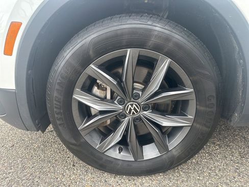 Used 2024 Volkswagen Tiguan SE AWD/4WD image 31