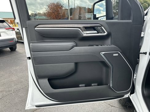 Used 2025 Chevrolet Silverado 2500 LTZ w/ LTZ Plus Package image 11