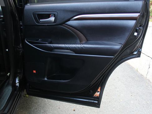 Used 2016 Toyota Highlander Limited Platinum image 17