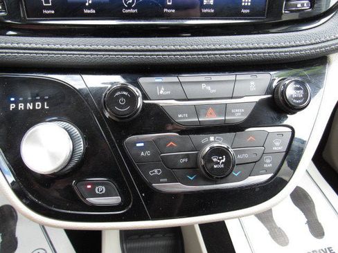 Used 2023 Chrysler Pacifica Touring-L FWD image 20