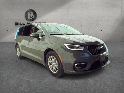Used 2023 Chrysler Pacifica Touring-L FWD image 6