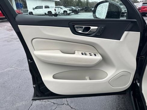 Used 2018 Volvo XC60 T6 Inscription w/ Convenience Package image 11