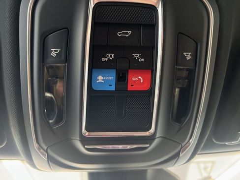 New 2025 Jeep Grand Cherokee Altitude image 19