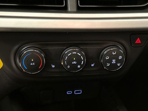Used 2025 Chevrolet Trax RS w/ Sunroof Package FWD image 25