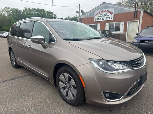 Used 2018 Chrysler Pacifica Limited w/ Advanced Safetytec Group FWD image 3