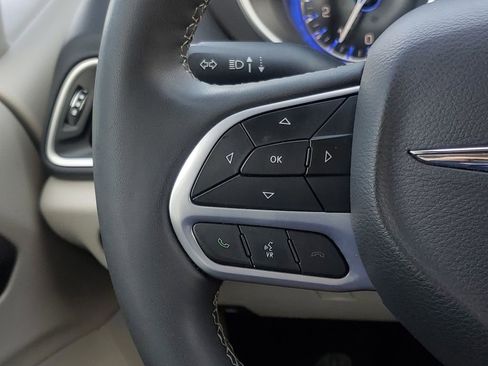 Used 2024 Chrysler Pacifica Touring-L image 22