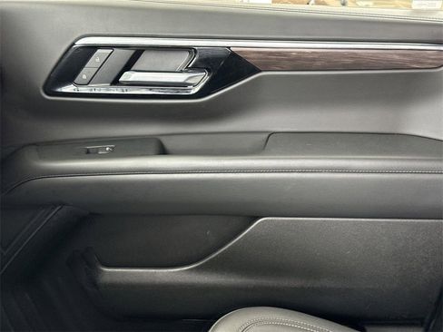 Used 2025 Chevrolet Suburban Z71 image 21