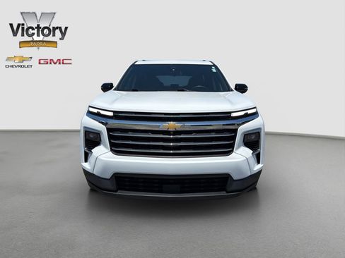 Used 2025 Chevrolet Traverse LT FWD image 2