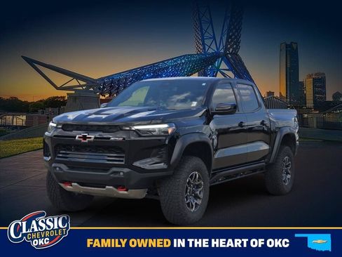 Used 2025 Chevrolet Colorado ZR2 w/ Technology Package AWD/4WD image 3