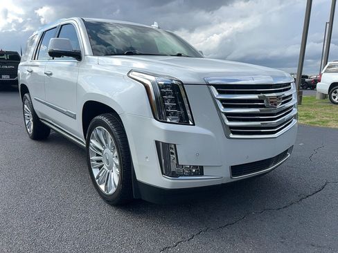 Used 2020 Cadillac Escalade Platinum image 3