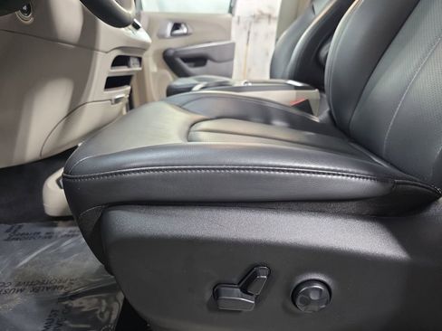 Used 2023 Chrysler Pacifica Touring-L FWD image 31