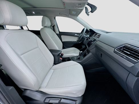 Used 2020 Volkswagen Tiguan SE w/ Panoramic Sunroof Package FWD image 21