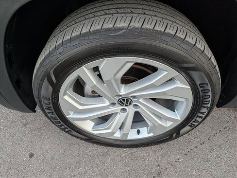 Used 2023 Volkswagen Atlas SE w/ Panoramic Sunroof Package image 9