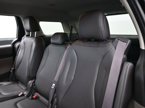 Used 2025 Kia Carnival image 31