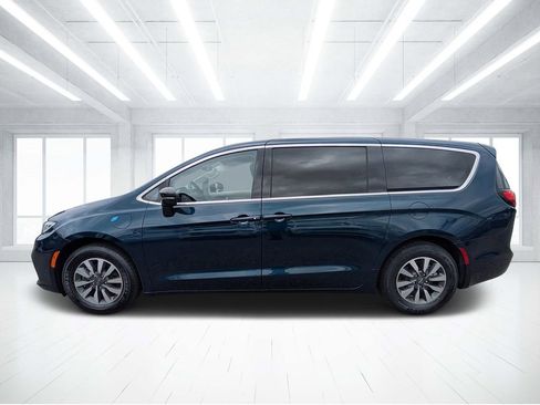 Used 2024 Chrysler Pacifica Limited FWD image 6