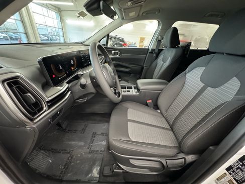 New 2025 Kia Sorento LX image 18