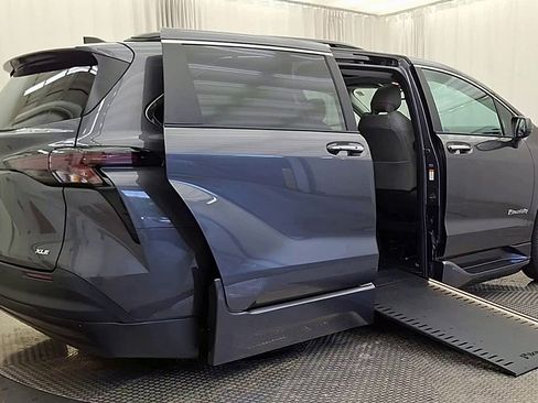 Used 2025 Toyota Sienna XLE w/ XLE Plus Package FWD image 11