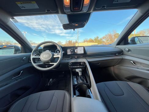 Used 2025 Hyundai Elantra SEL image 31