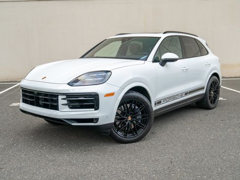 Used 2025 Porsche Cayenne image 1