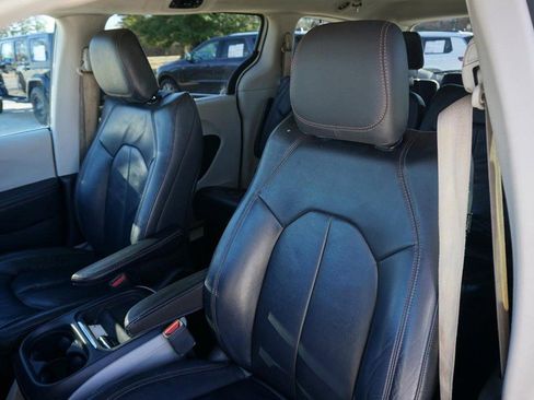 Used 2017 Chrysler Pacifica Touring-L w/ Tire & Wheel Group image 21