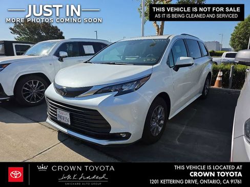 Used 2026 Toyota Sienna XLE FWD image 1