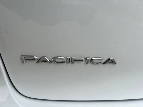 Used 2019 Chrysler Pacifica Limited image 27