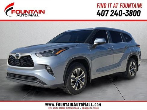 Used 2024 Toyota Highlander XLE FWD image 1