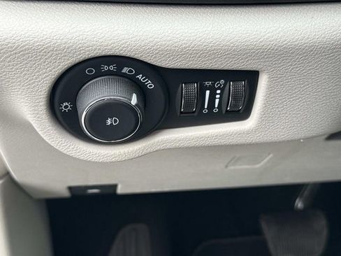 Used 2024 Chrysler Pacifica Touring-L FWD image 14