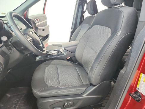 Used 2018 Ford Explorer XLT image 19