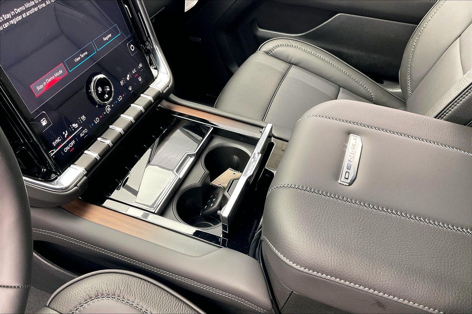 New 2026 GMC Yukon Denali w/ Advanced Technology Package AWD/4WD image 8